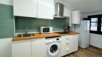 Refrigerador, microondas, placa de cocina, utensilios de cocina