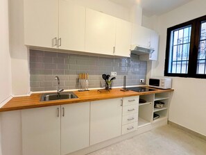 Departamento familiar | Cocina privada | Refrigerador, microondas, parrilla de estufa y utensilios de cocina 