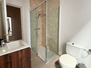 Family Apartment | Bathroom | Shower, towels
