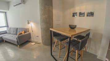 Basic Studio | Living area | TV