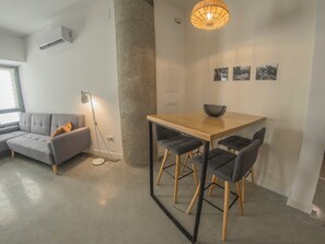 Eenvoudige studio | Woonruimte | Televisie