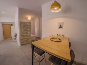 Eenvoudige studio | Woonruimte | Televisie