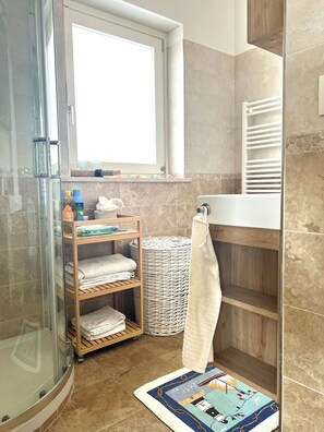 Shower, hair dryer, bidet, towels