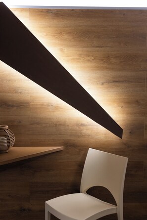 خزنة داخل الغرفة ومكتب ومساحة عمل للكمبيوتر المحمول وستائر تعتيم