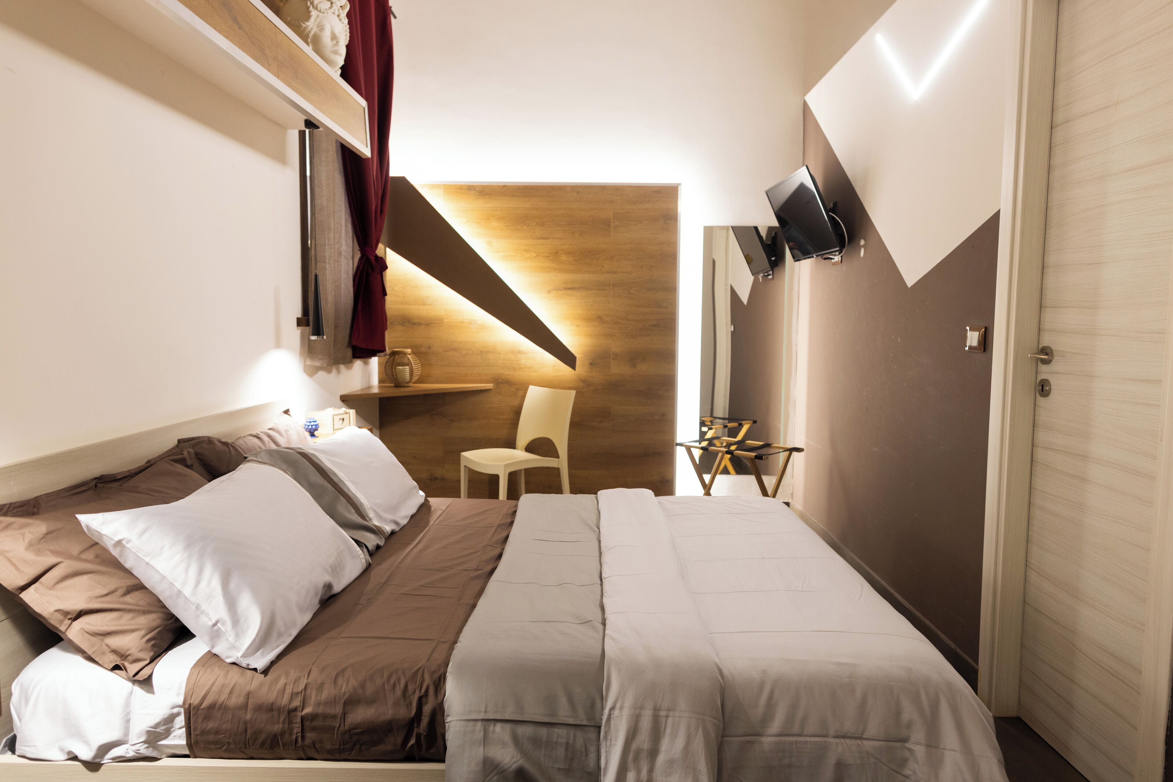 Rom – deluxe | Sengetøy av topp kvalitet, dundyner, safe på rommet og skrivebord