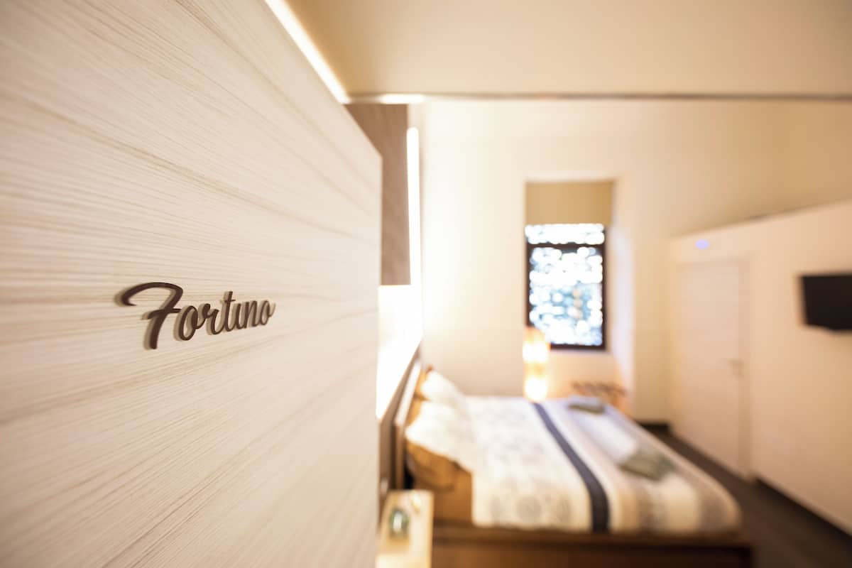 Residenza Deluxe | Una cassaforte in camera, una scrivania, postazione laptop