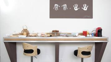 TĂ€gliches FrĂŒhstĂŒck mit Selbstbedienung (9 EUR pro Person)