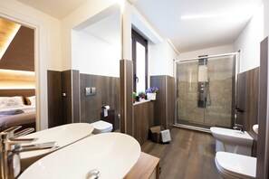Quarto luxo | Banheiro | Chuveiro, secador de cabelo, roupões de banho, bidê