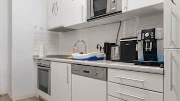 Frigorífico, microondas, horno y placa de cocina