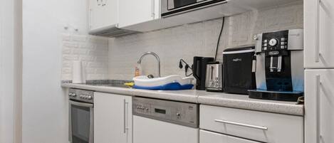 ثلاجة، ميكروويف، فرن، موقد طهي مسطح