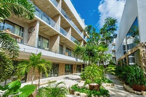 Exterior - Escape to this corner studio in Tuk Hacienda, perfect for 1 or 2 guests seeking comfort, style, and location. Enjoy a king bed, kitchenette, full bathroom, smart TV, Wi-Fi, A/C, private balcony, pools, paddle court, parking, and 24/7 security. (Tulum)
