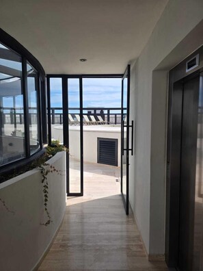 Interior - Escape to this corner studio in Tuk Hacienda, perfect for 1 or 2 guests seeking comfort, style, and location. Enjoy a king bed, kitchenette, full bathroom, smart TV, Wi-Fi, A/C, private balcony, pools, paddle court, parking, and 24/7 security. (Tulum)