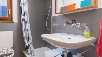 Douche, articles de toilette (gratuits), séchoir à cheveux
