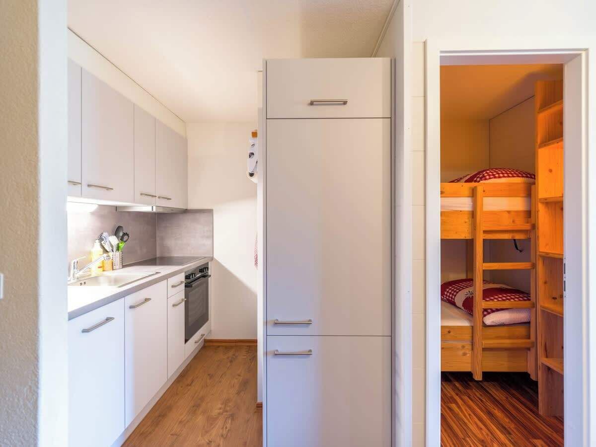 Refrigerador, horno, parrilla de estufa y cafetera y tetera 