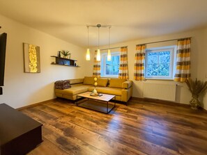 TV, stereo - Apartment Leander with Mountain View, Private Terrace and Wi-Fi (Kleinsölk)