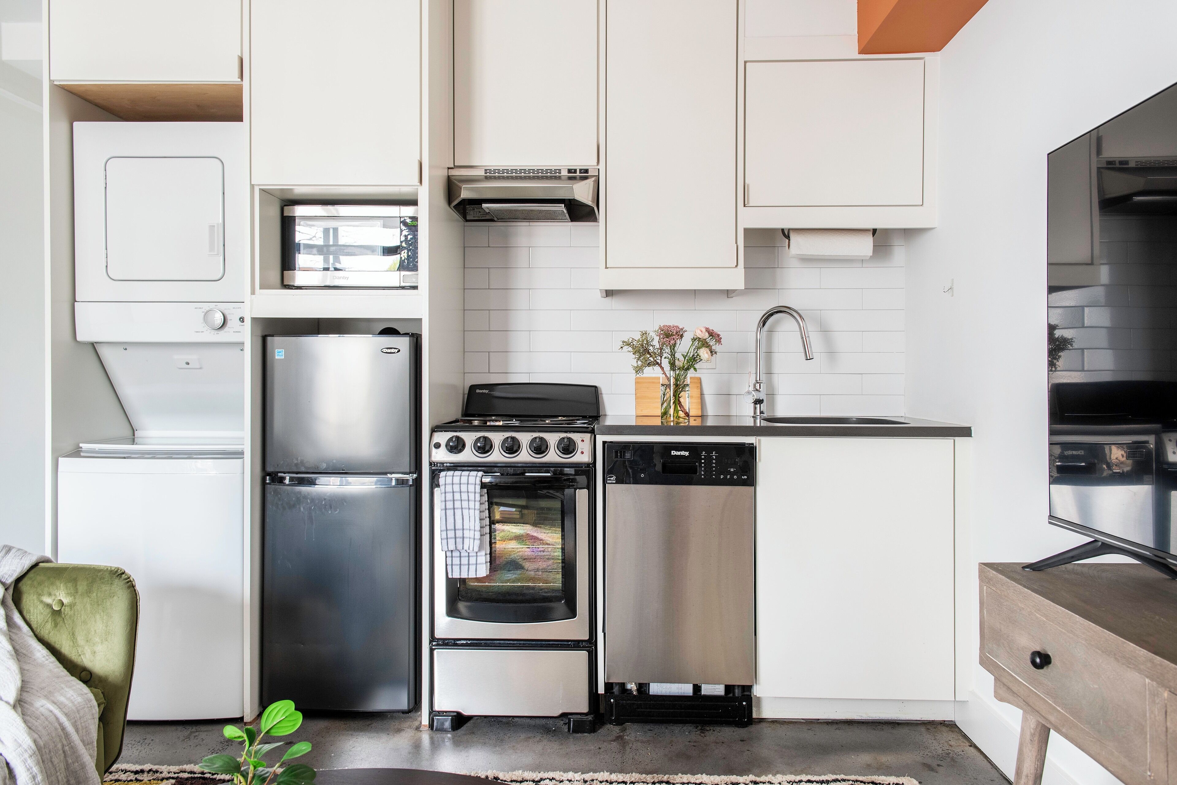 Standard-studiosviitti | Yksityinen keittiö | Täysikokoinen jääkaappi, mikroaaltouuni, uuni, liesi