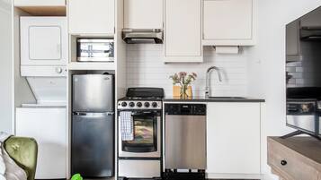 Estudi en suite estàndard | Cuina privada | Frigorífic gran, microones, forn i placa de cuina