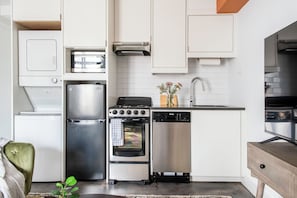 Standard Studio Suite | Private kitchen | Full-size fridge, microwave, oven, stovetop