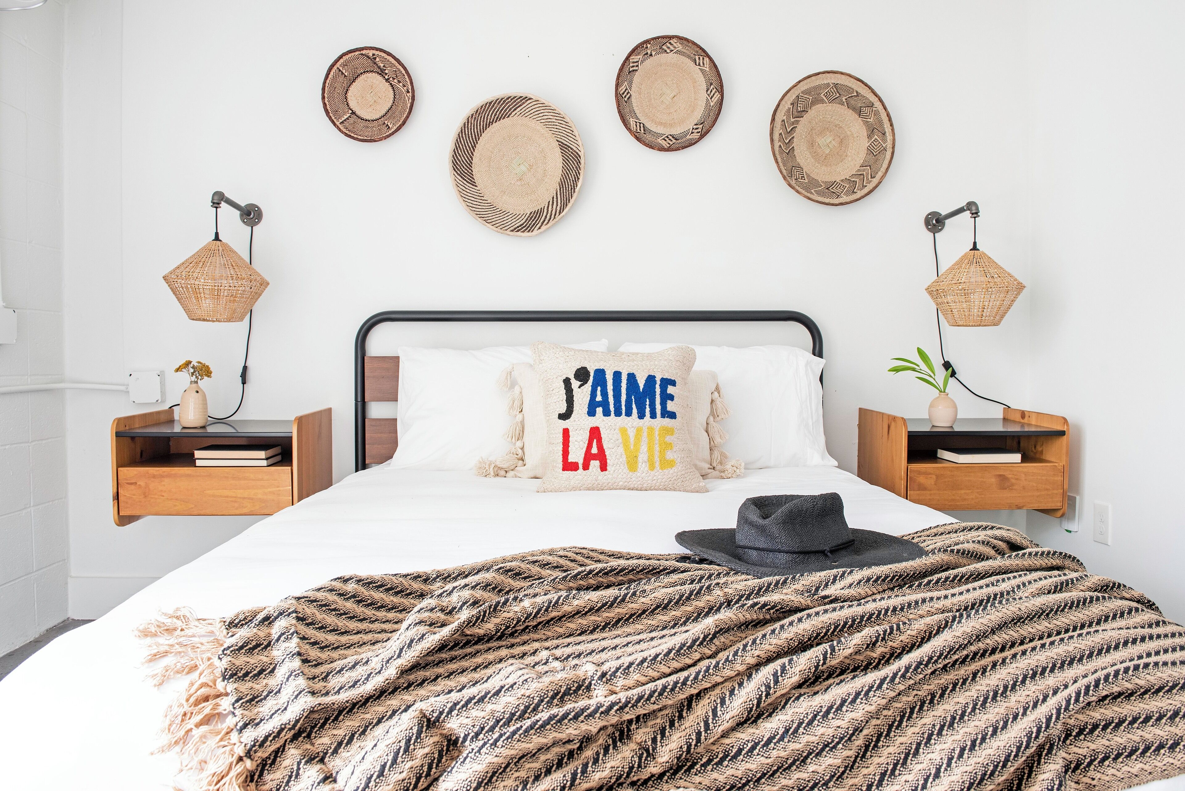 Individuell inredning, unika möbler och arbetsyta för laptop