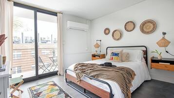 Suite estudio estándar | Escritorio, espacio para trabajar con laptop y cortinas blackout