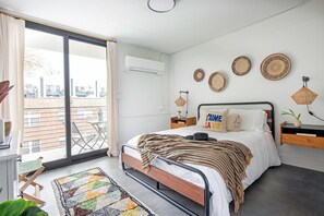 Standard Studio Suite | Desk, laptop workspace, blackout drapes, free WiFi