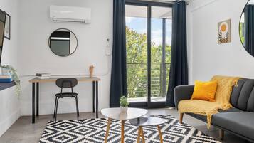 Standard Suite, City View | Living area