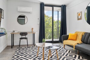 Standard Suite, City View | Living area