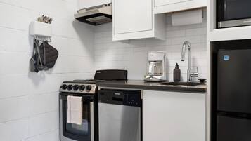 Suite estándar, vista a la ciudad | Cocina privada | Refrigerador con congelador, microondas, horno y parrilla de estufa