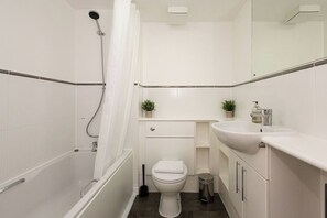 Shower, hair dryer, towels, soap - Modern City Centre Apartment 2 Bed 2 Bath (Edinburgh)