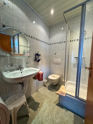 Ducha, secador de pelo y toallas