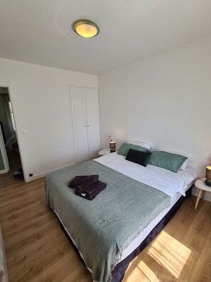 4 slaapkamers, een strijkplank/strijkijzer, wifi, beddengoed