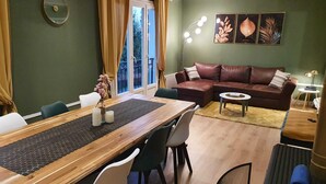 Una sala de estar moderna con una mesa de comedor de madera, dos sofás y una mesa de centro.