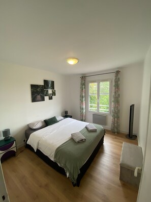 4 bedrooms, iron/ironing board, WiFi, bed sheets