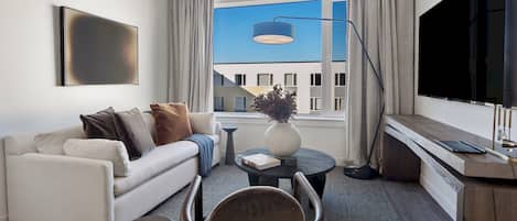 Een smart-tv en boeken