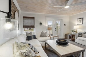 Smart TV - 2 Blocks From Beach. Pet Friendly! (Panama City Beach)