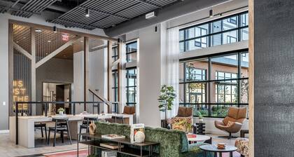 Sterling 1BR at Everett | Pool & Gym