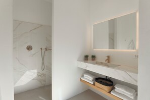 Shower, free toiletries, hair dryer, bidet - Casa dei Fiamminghi 10+2, Emma Villas (Castiglione del Lago)