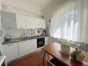 ثلاجة، ميكروويف، فرن، موقد طهي مسطح