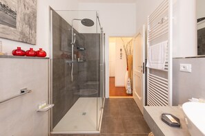 Een douche, een haardroger, handdoeken
