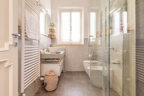 Douche, sèche-cheveux, serviettes fournies