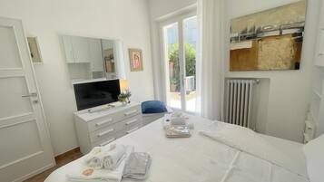 Iron/ironing board, WiFi, bed sheets, wheelchair access