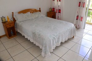 Tabla de planchar con plancha, wifi y ropa de cama 