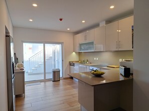 Fridge, microwave, oven, stovetop - Village house with pool, separate apartment & mountain views (Querença)