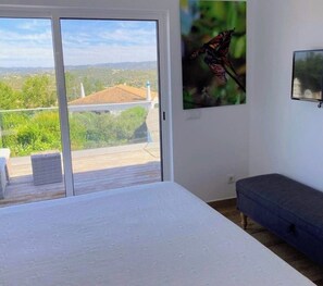 3 bedrooms, iron/ironing board, free WiFi, bed sheets - Village house with pool, separate apartment & mountain views (Querença)