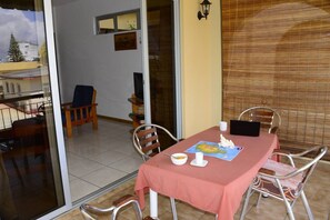 Outdoor dining - Holiday Rental 300m from Blue Bay beach (Blue Bay)