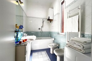 Whirlpool, Haartrockner, Bidet, Handtücher