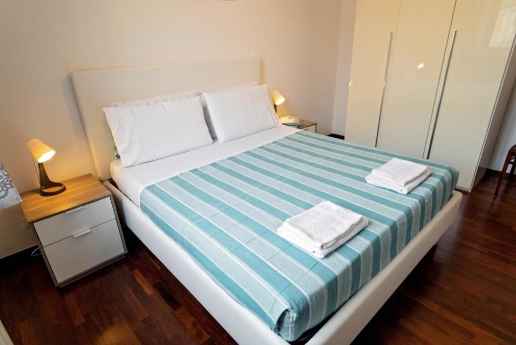 Tabla de planchar con plancha, wifi, ropa de cama