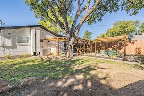 Exterior - 3BD/2BTH Home Away From Home Near Airport and Stadium (Euless)