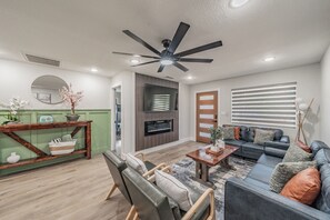 Televisie en een open haard