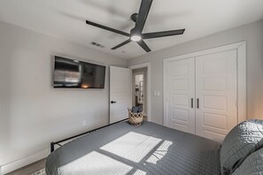 Een strijkplank/strijkijzer, gratis wifi, beddengoed